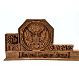 Personalized wooden award for 21 years of service at the IRS, made of solid beech, with engraved name, emblem of the United States and precisely crafted embossed details on a white background