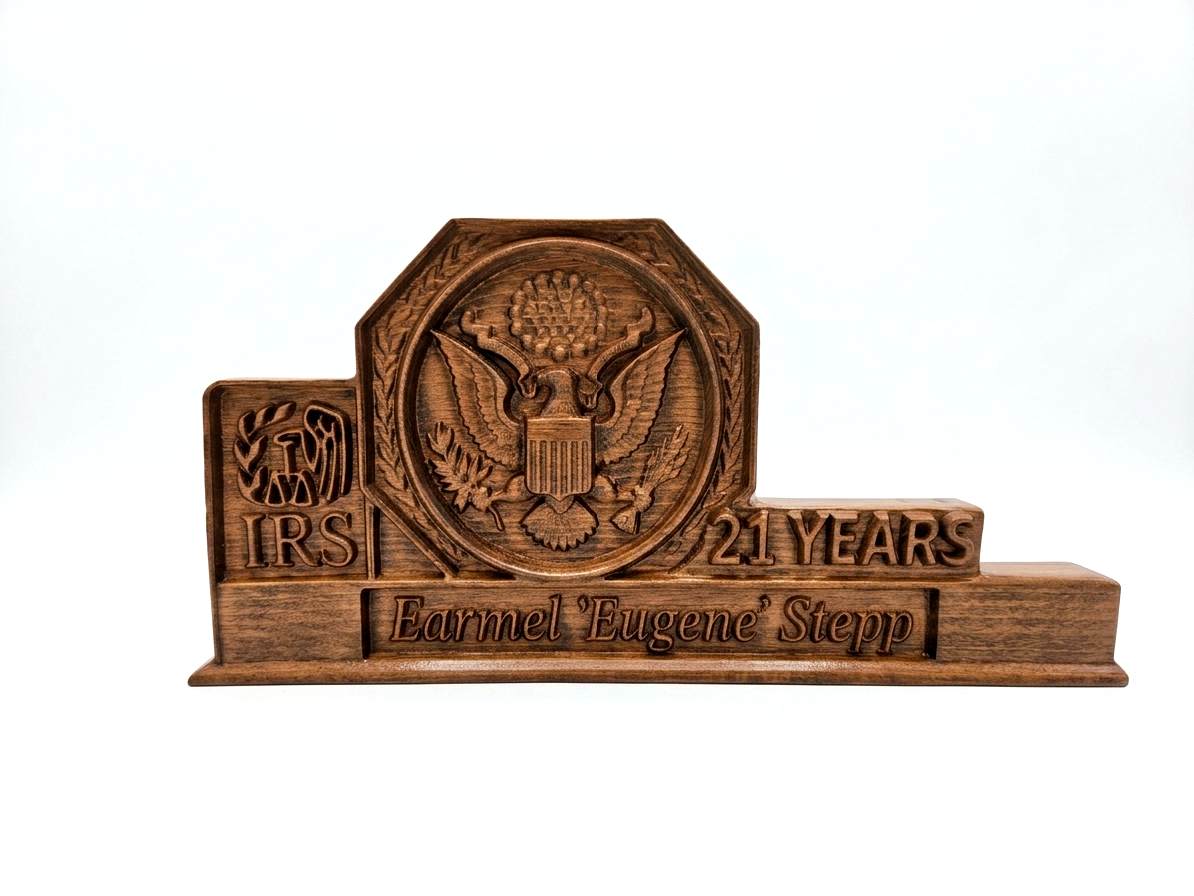 Personalized wooden award for 21 years of service at the IRS, made of solid beech, with engraved name, emblem of the United States and precisely crafted embossed details on a white background